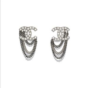 ❌SOLD❌NWT & RECEIPT❤️‍🔥CHANEL 21B Silver, Ruthenium & Crystal Earrings❤️‍🔥